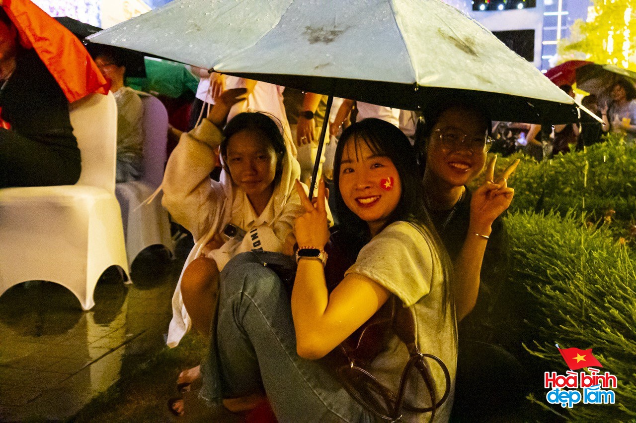 Ph&aacute;o hoa đ&atilde; rực s&aacute;ng tr&ecirc;n bầu trời TP.HCM tối 26/4: Nhiều người ở lại trung t&acirc;m để "cắm trại" chờ buổi tổng duyệt sớm mai- Ảnh 10.