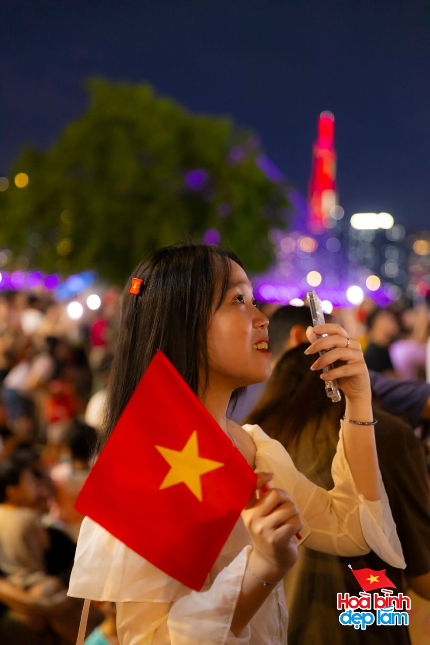 Ph&aacute;o hoa đ&atilde; rực s&aacute;ng tr&ecirc;n bầu trời TP.HCM tối 26/4: Nhiều người ở lại trung t&acirc;m để "cắm trại" chờ buổi tổng duyệt sớm mai- Ảnh 32.