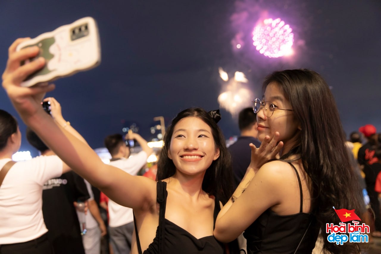 Ph&aacute;o hoa đ&atilde; rực s&aacute;ng tr&ecirc;n bầu trời TP.HCM tối 26/4: Nhiều người ở lại trung t&acirc;m để "cắm trại" chờ buổi tổng duyệt sớm mai- Ảnh 33.