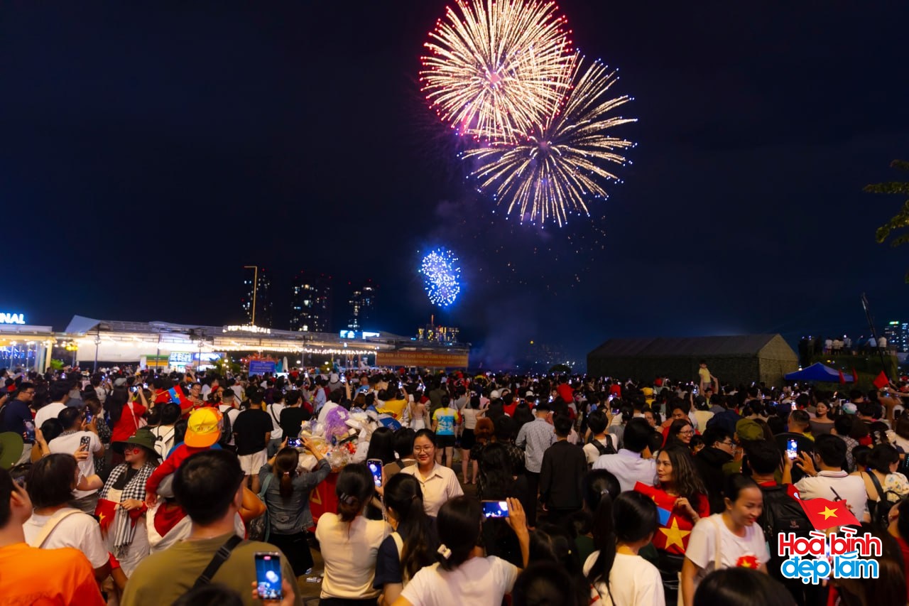 Ph&aacute;o hoa đ&atilde; rực s&aacute;ng tr&ecirc;n bầu trời TP.HCM tối 26/4: Nhiều người ở lại trung t&acirc;m để "cắm trại" chờ buổi tổng duyệt sớm mai- Ảnh 34.