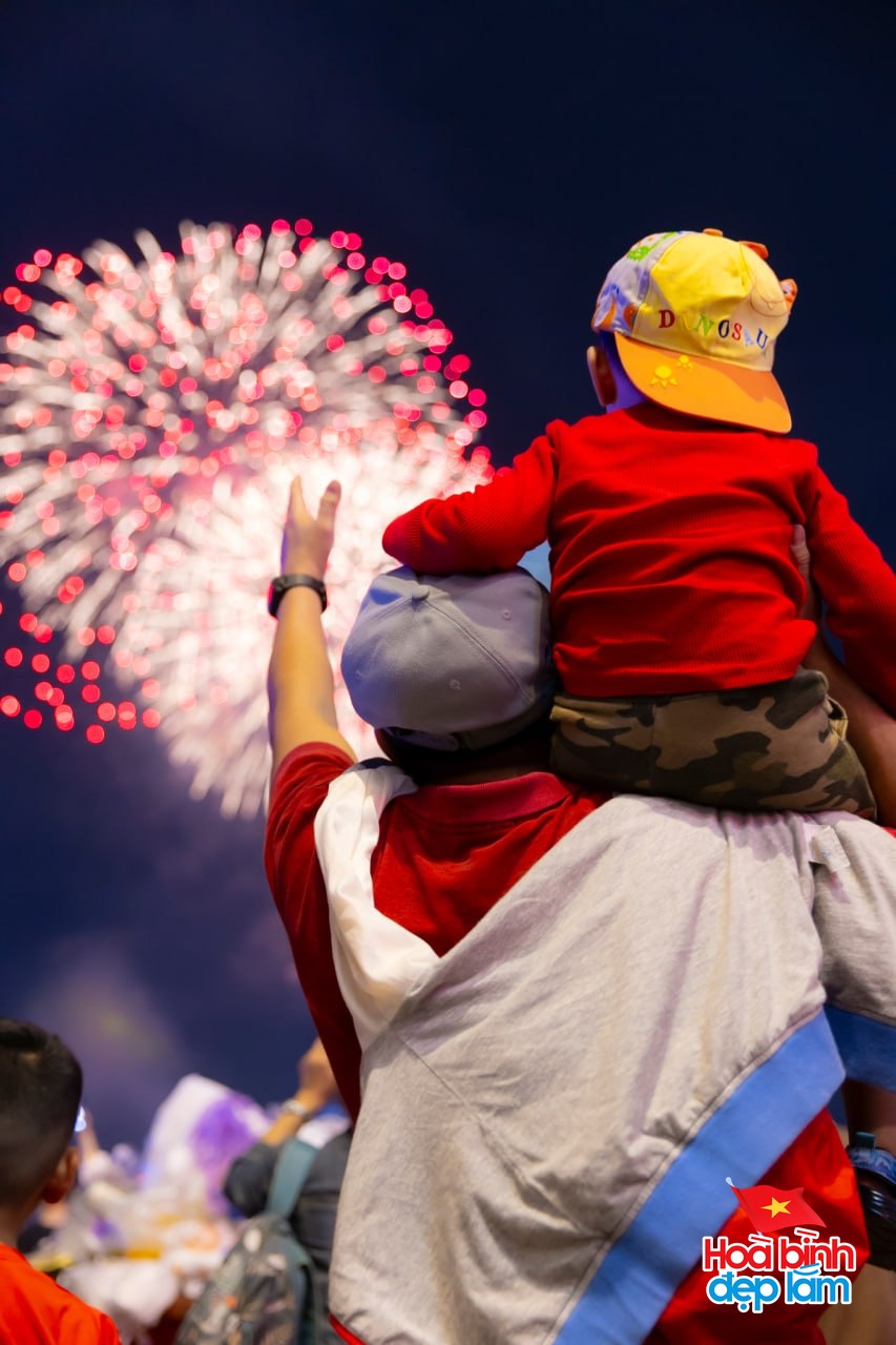 Ph&aacute;o hoa đ&atilde; rực s&aacute;ng tr&ecirc;n bầu trời TP.HCM tối 26/4: Nhiều người ở lại trung t&acirc;m để "cắm trại" chờ buổi tổng duyệt sớm mai- Ảnh 36.