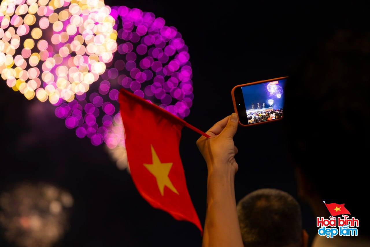 Ph&aacute;o hoa đ&atilde; rực s&aacute;ng tr&ecirc;n bầu trời TP.HCM tối 26/4: Nhiều người ở lại trung t&acirc;m để "cắm trại" chờ buổi tổng duyệt sớm mai- Ảnh 37.