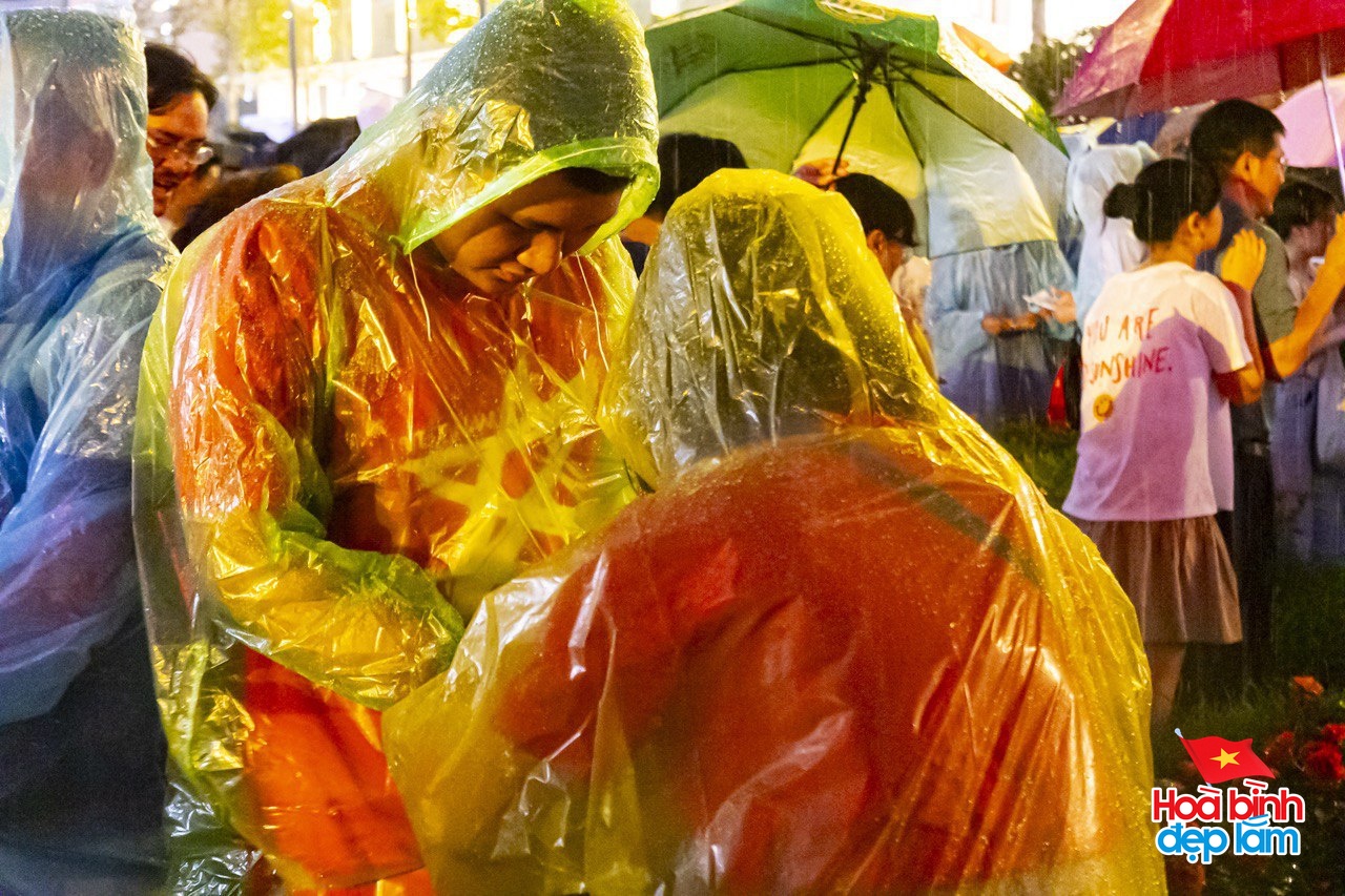 Ph&aacute;o hoa đ&atilde; rực s&aacute;ng tr&ecirc;n bầu trời TP.HCM tối 26/4: Nhiều người ở lại trung t&acirc;m để "cắm trại" chờ buổi tổng duyệt sớm mai- Ảnh 11.