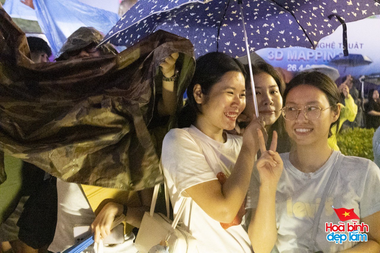 Ph&aacute;o hoa đ&atilde; rực s&aacute;ng tr&ecirc;n bầu trời TP.HCM tối 26/4: Nhiều người ở lại trung t&acirc;m để "cắm trại" chờ buổi tổng duyệt sớm mai- Ảnh 12.