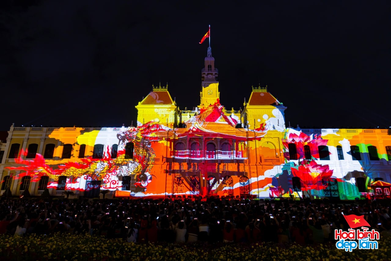 Ph&aacute;o hoa đ&atilde; rực s&aacute;ng tr&ecirc;n bầu trời TP.HCM tối 26/4: Nhiều người ở lại trung t&acirc;m để "cắm trại" chờ buổi tổng duyệt sớm mai- Ảnh 13.