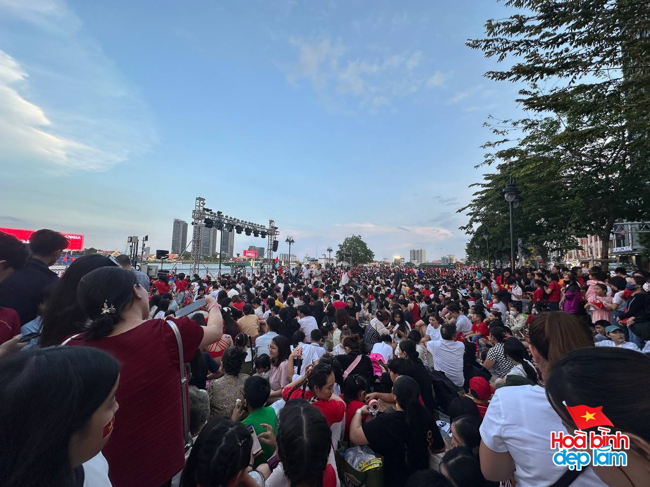 Ph&aacute;o hoa đ&atilde; rực s&aacute;ng tr&ecirc;n bầu trời TP.HCM tối 26/4: Nhiều người ở lại trung t&acirc;m để "cắm trại" chờ buổi tổng duyệt sớm mai- Ảnh 3.