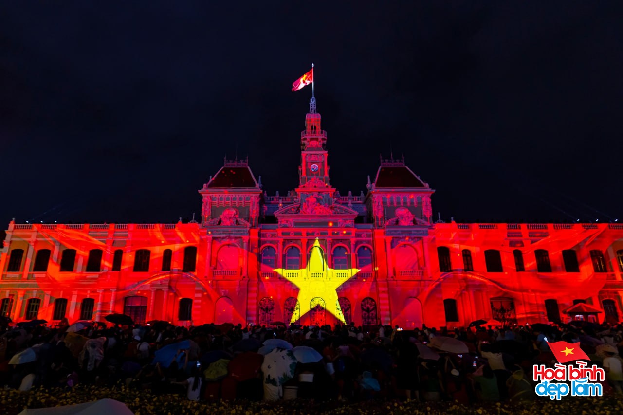 Ph&aacute;o hoa đ&atilde; rực s&aacute;ng tr&ecirc;n bầu trời TP.HCM tối 26/4: Nhiều người ở lại trung t&acirc;m để "cắm trại" chờ buổi tổng duyệt sớm mai- Ảnh 14.