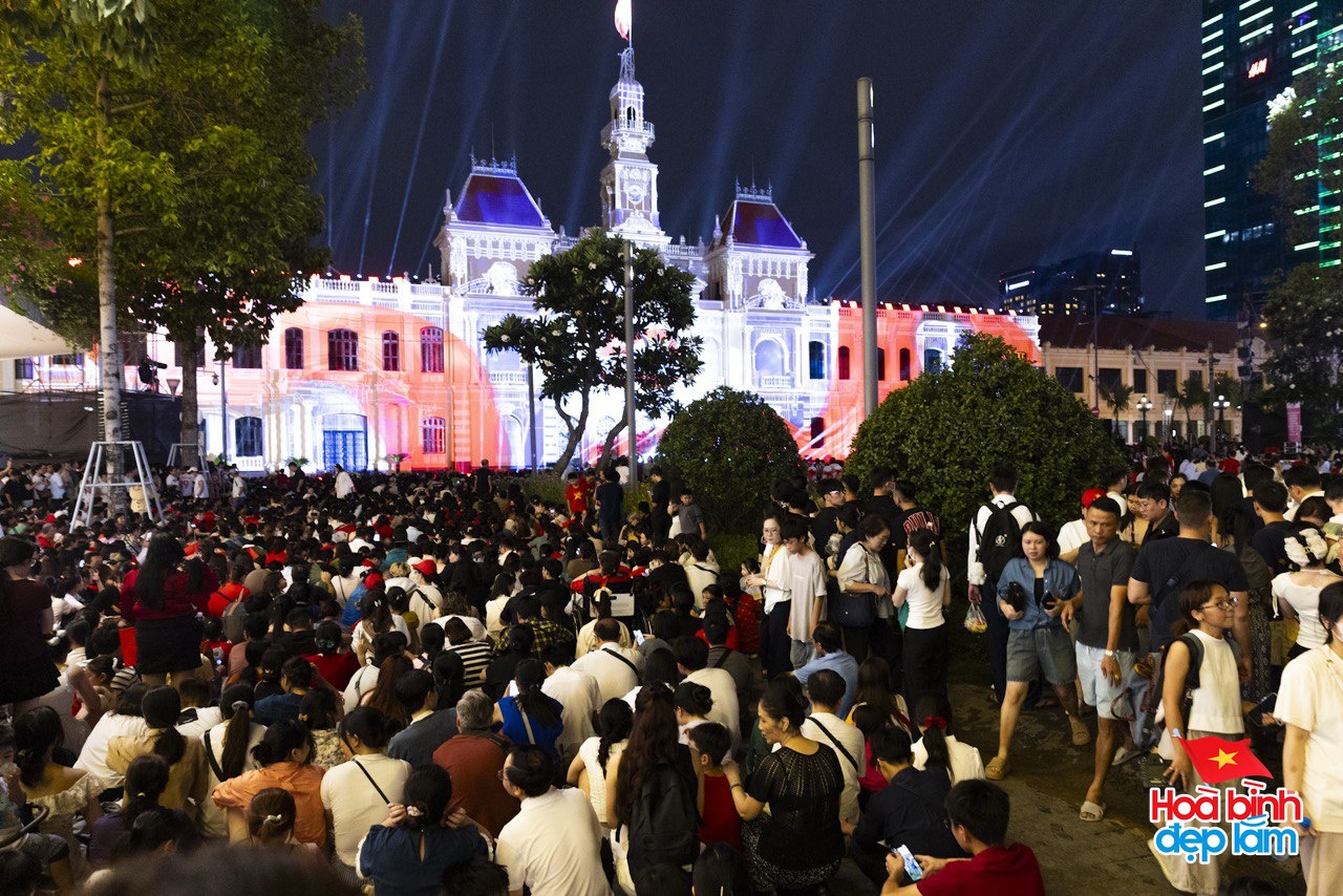 Ph&aacute;o hoa đ&atilde; rực s&aacute;ng tr&ecirc;n bầu trời TP.HCM tối 26/4: Nhiều người ở lại trung t&acirc;m để "cắm trại" chờ buổi tổng duyệt sớm mai- Ảnh 6.