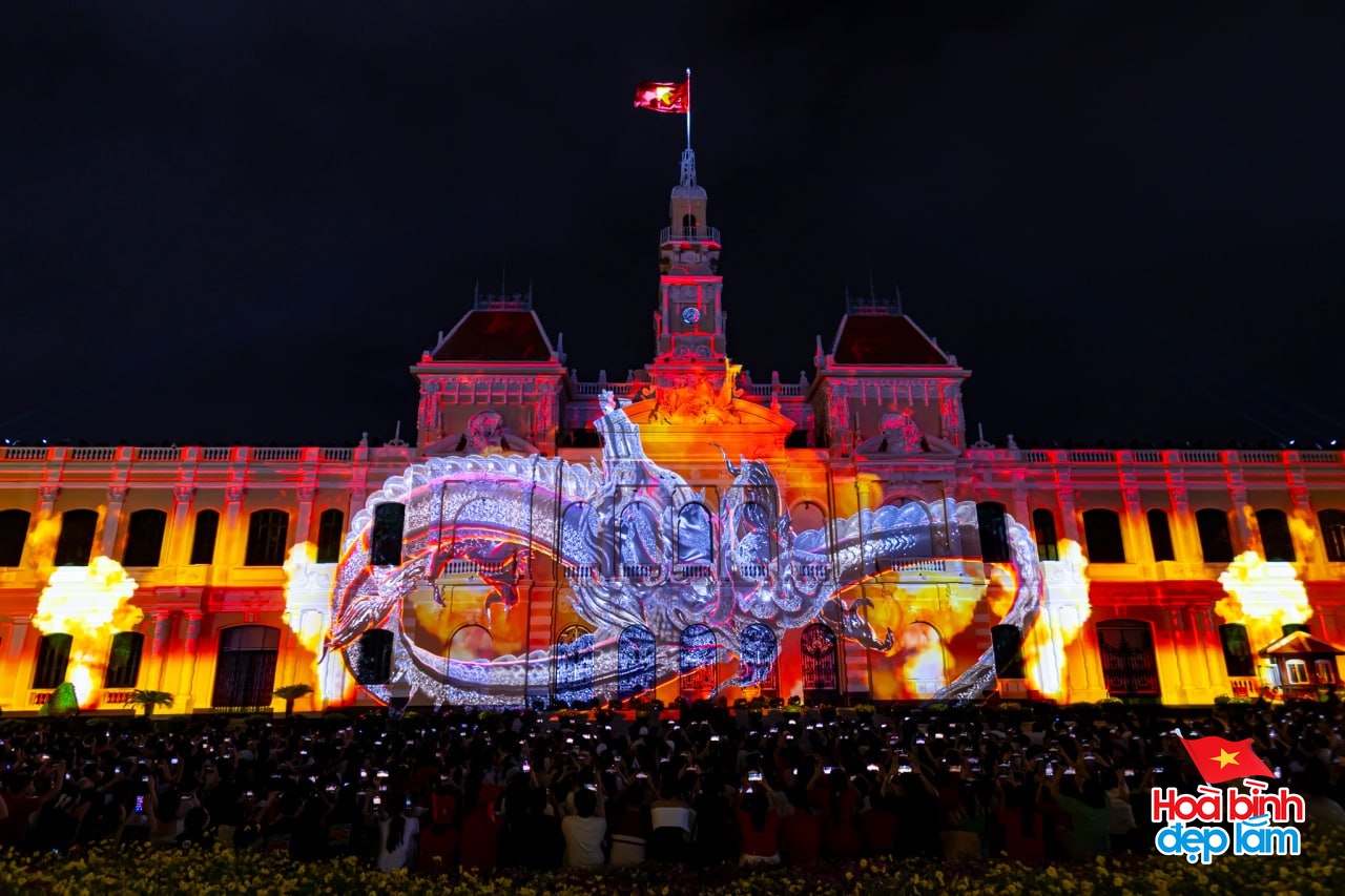 Ph&aacute;o hoa đ&atilde; rực s&aacute;ng tr&ecirc;n bầu trời TP.HCM tối 26/4: Nhiều người ở lại trung t&acirc;m để "cắm trại" chờ buổi tổng duyệt sớm mai- Ảnh 15.