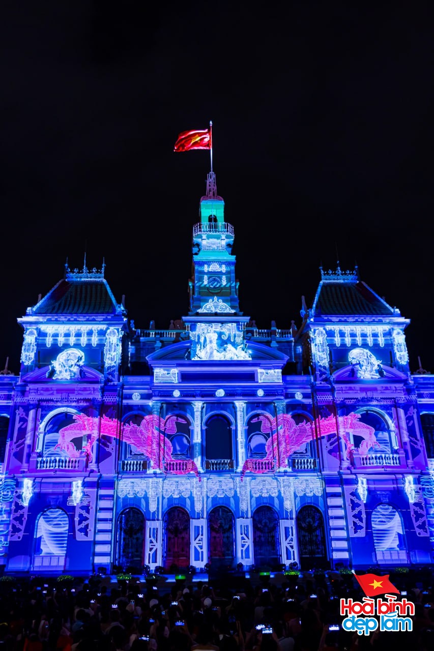 Ph&aacute;o hoa đ&atilde; rực s&aacute;ng tr&ecirc;n bầu trời TP.HCM tối 26/4: Nhiều người ở lại trung t&acirc;m để "cắm trại" chờ buổi tổng duyệt sớm mai- Ảnh 16.