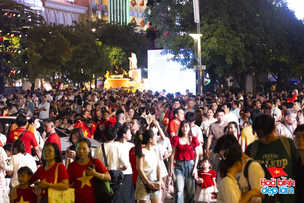 Ph&aacute;o hoa đ&atilde; rực s&aacute;ng tr&ecirc;n bầu trời TP.HCM tối 26/4: Nhiều người ở lại trung t&acirc;m để "cắm trại" chờ buổi tổng duyệt sớm mai- Ảnh 5.