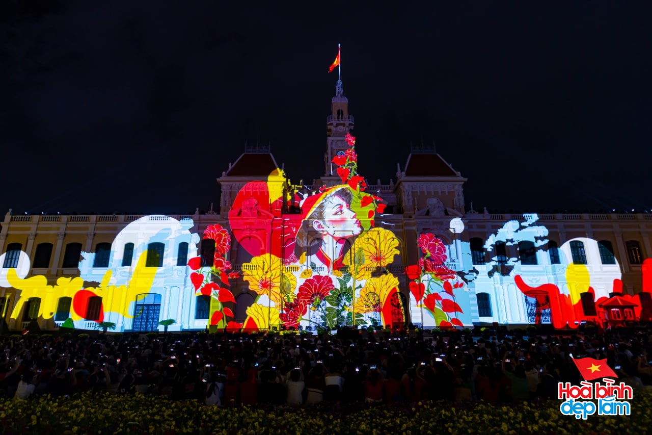 Ph&aacute;o hoa đ&atilde; rực s&aacute;ng tr&ecirc;n bầu trời TP.HCM tối 26/4: Nhiều người ở lại trung t&acirc;m để "cắm trại" chờ buổi tổng duyệt sớm mai- Ảnh 17.