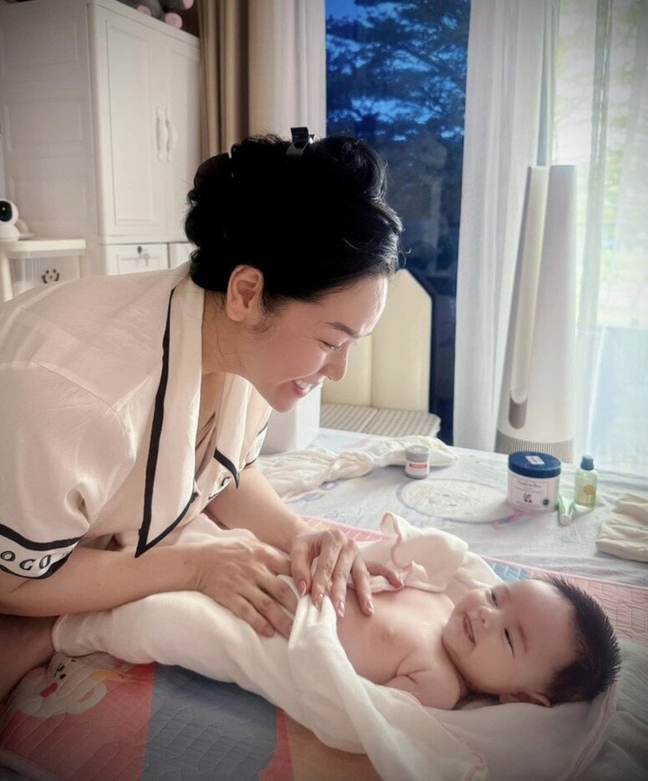 Cuộc sống l&agrave;m mẹ bỉm sữa ở tuổi 40 của Nhật Kim Anh - Ảnh 5.