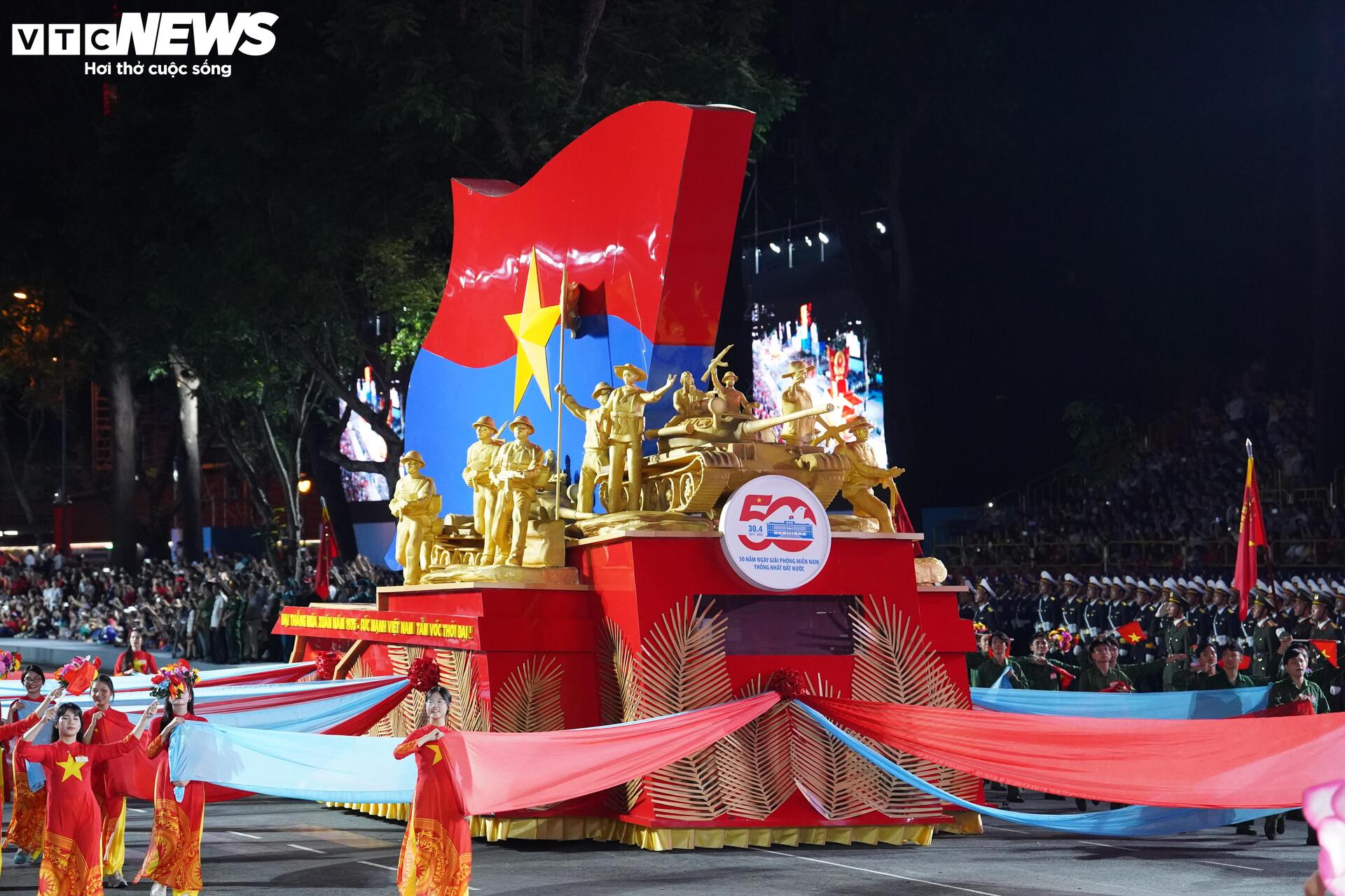 Diễu binh 30 / 4 kỷ niệm 50 năm thống nhất đất nước với 36 Khối quân đội , công an - Ảnh 1.