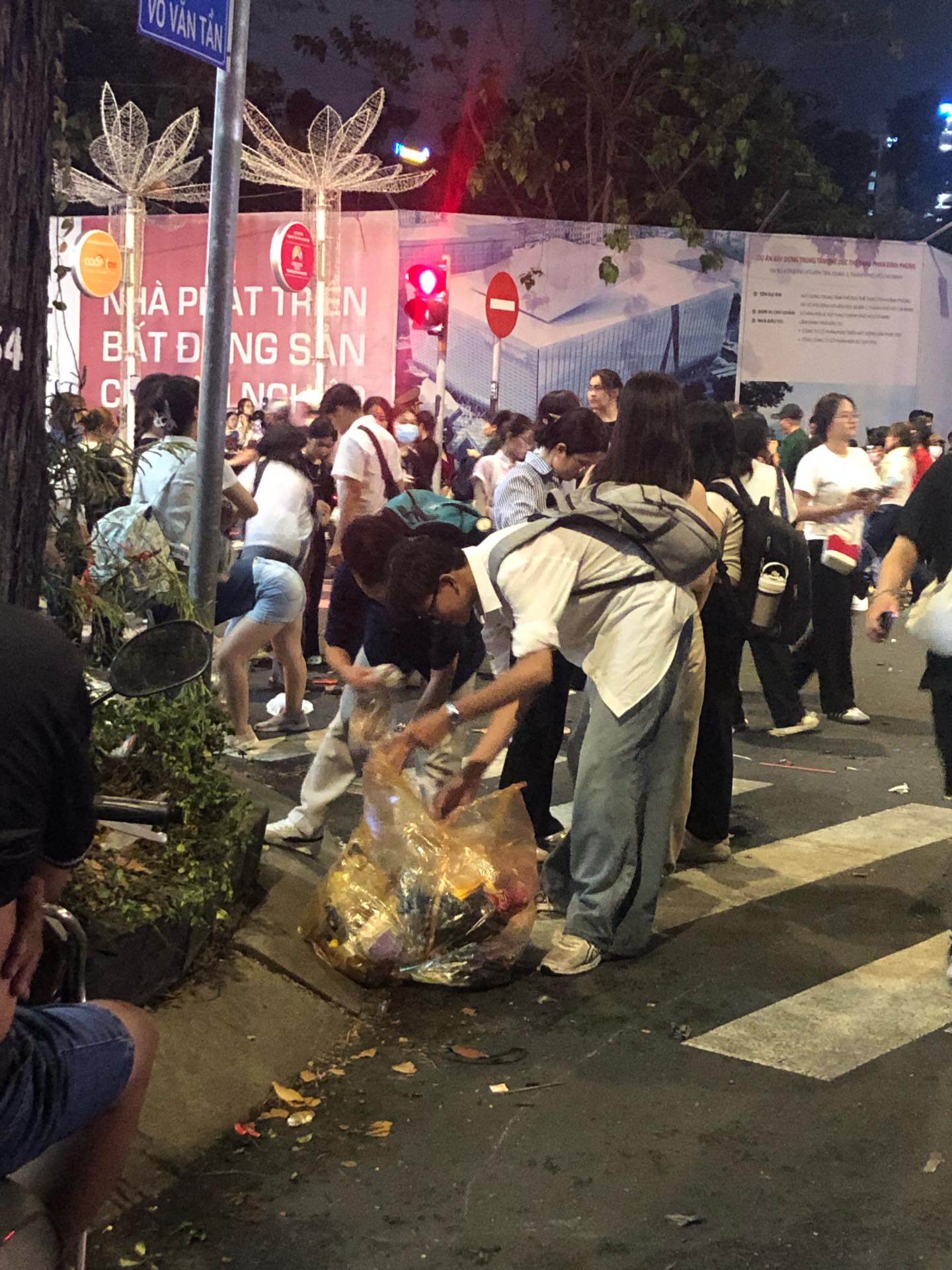 Những khoảnh khắc đang viral khắp MXH khi giới trẻ đi xem diễu binh: "Bới tô cơm" mang theo, xem xong rủ nhau dọn rác - Ảnh 5. Những khoảnh khắc đang viral khắp MXH khi giới trẻ đi xem diễu binh: "Bới tô cơm" mang theo, xem xong rủ nhau dọn rác - Ảnh 5.