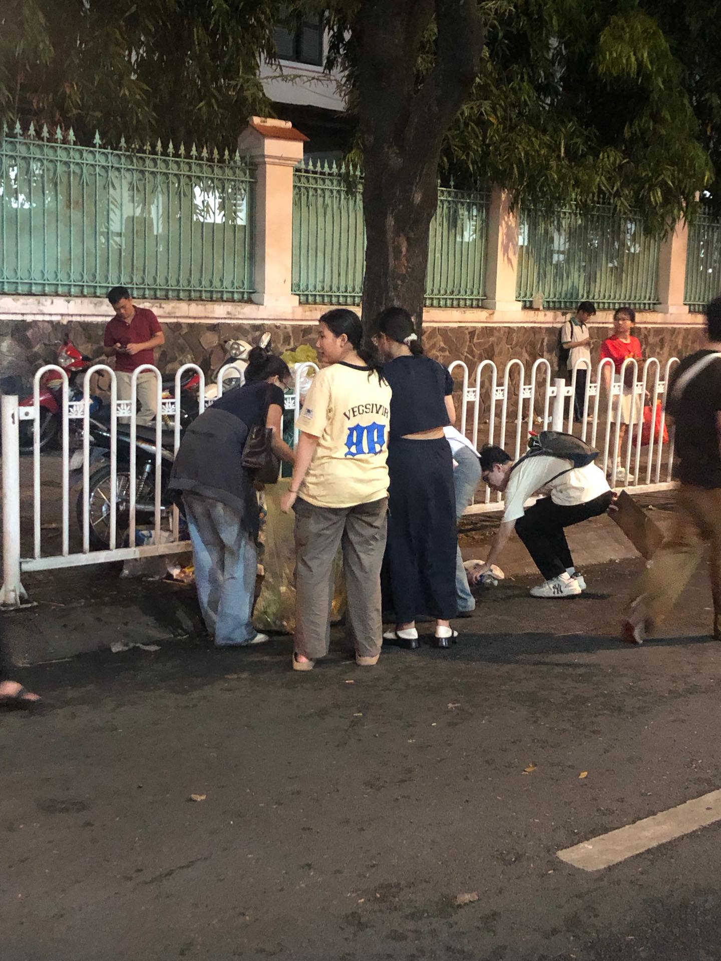 Những khoảnh khắc đang viral khắp MXH khi giới trẻ đi xem diễu binh: "Bới tô cơm" mang theo, xem xong rủ nhau dọn rác - Ảnh 6. Những khoảnh khắc đang viral khắp MXH khi giới trẻ đi xem diễu binh: "Bới tô cơm" mang theo, xem xong rủ nhau dọn rác - Ảnh 6.