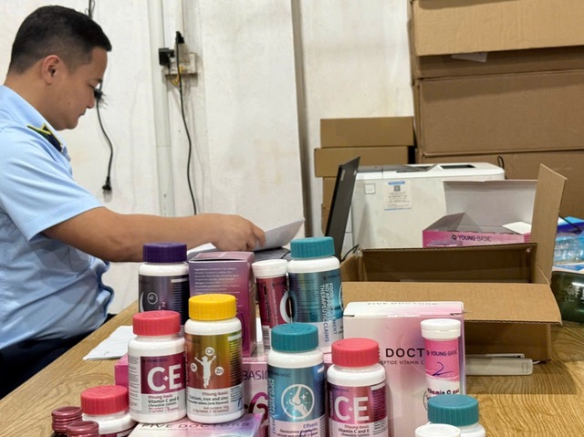 Đột xuất kiểm tra một c&ocirc;ng ty ở Bắc Ninh, ph&aacute;t hiện tr&ecirc;n 25 tấn vitamin, collagen kh&ocirc;ng r&otilde; nguồn gốc- Ảnh 1.