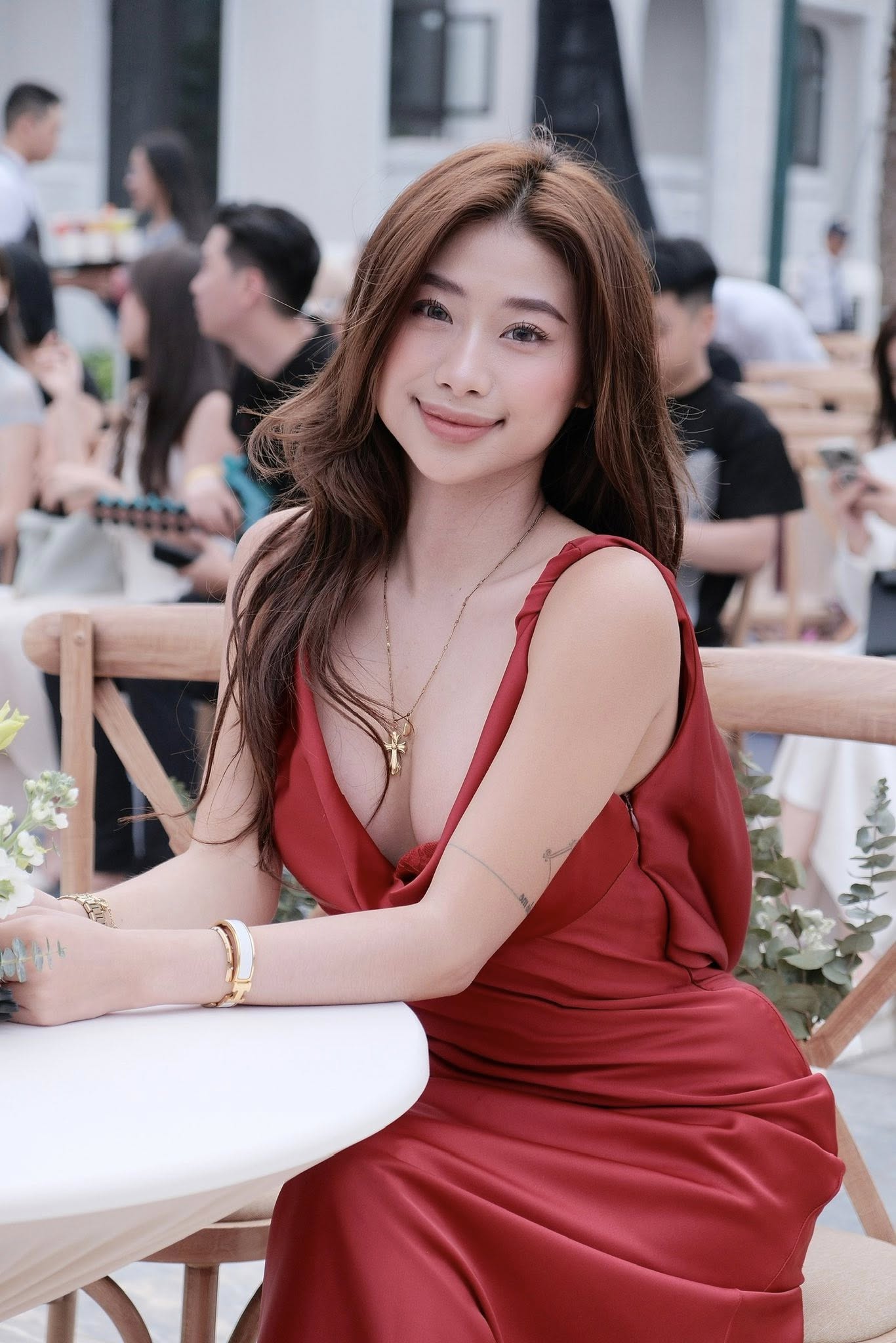 Louis Phạm cứ xuất hiện l&agrave; xinh hết nấc, diện v&aacute;y sexy khoe đường cong bốc lửa nhưng bị n&oacute;i &ldquo;gi&agrave; trước tuổi&rdquo;- Ảnh 2.