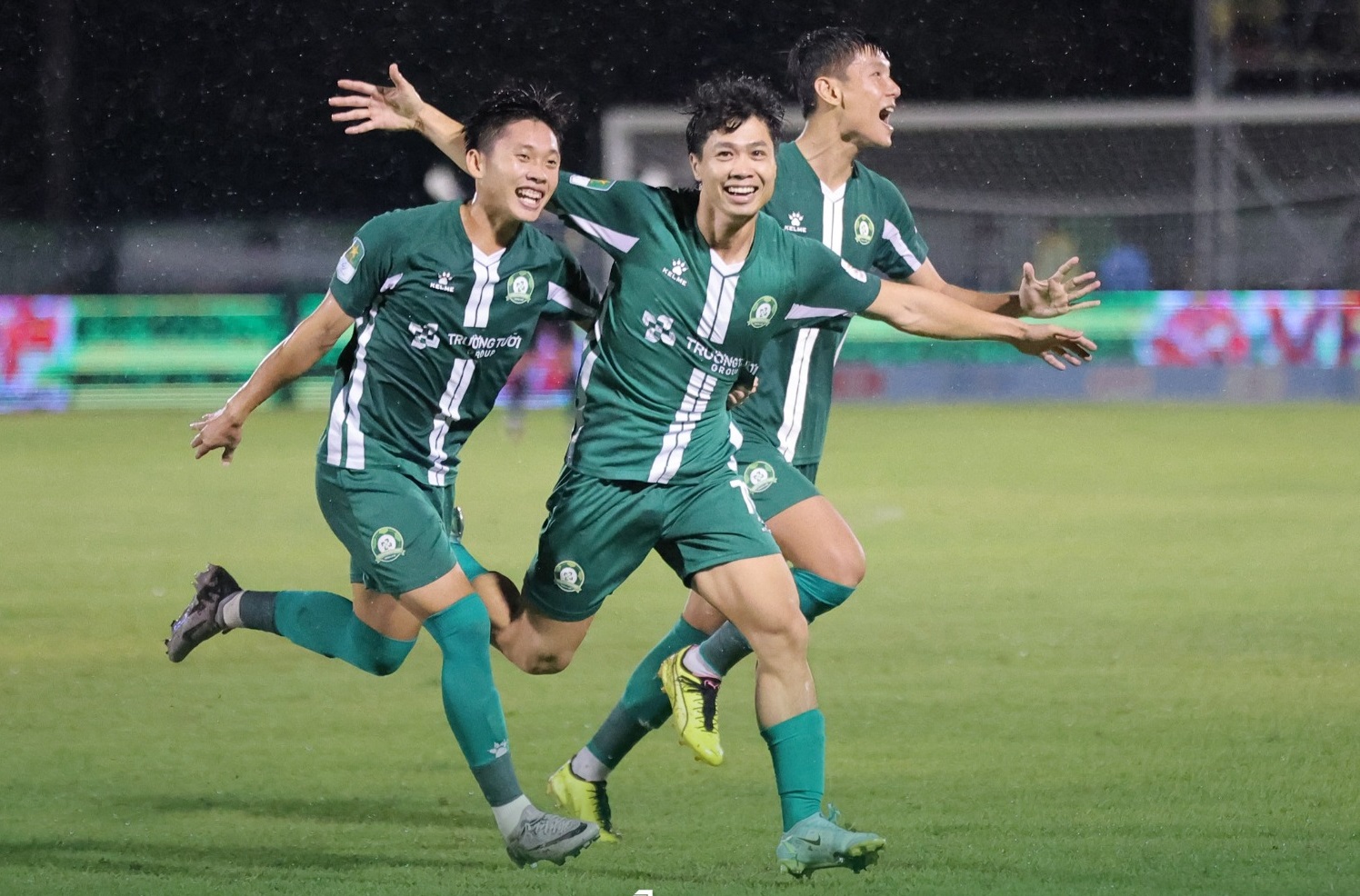 Lập liên tiếp 3 siêu phẩm đá phạt, Công Phượng vẫn chưa lấy được “tấm vé” từ HLV Kim Sang-sik?