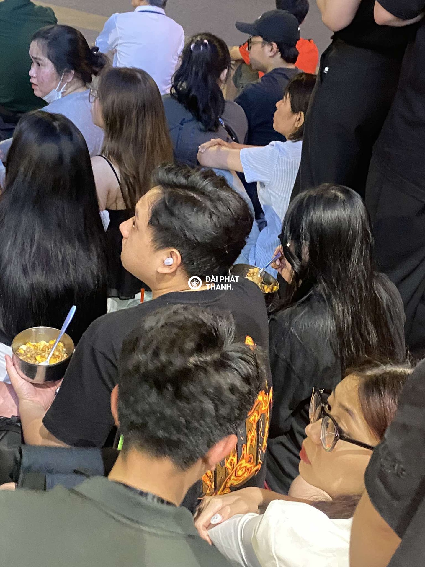 Những khoảnh khắc đang viral khắp MXH khi giới trẻ đi xem diễu binh: "Bới tô cơm" mang theo, xem xong rủ nhau dọn rác - Ảnh 11. Những khoảnh khắc đang viral khắp MXH khi giới trẻ đi xem diễu binh: "Bới tô cơm" mang theo, xem xong rủ nhau dọn rác - Ảnh 11.