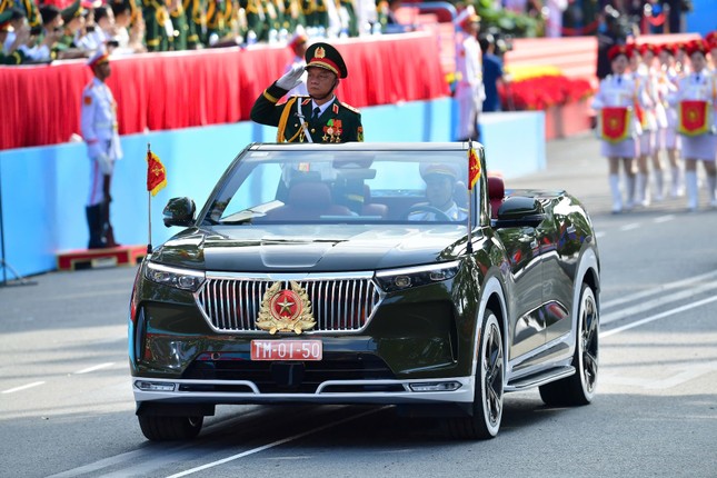 Những chiếc xe mui trần của VinFast xuất hiện tại lễ diễu binh, diễu hành “50 năm có một” có gì đặc biệt?