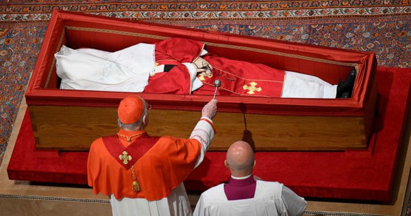 Khói đen bốc lên ở nhà nguyện Sistine, Vatican chưa bầu được Giáo hoàng - Ảnh 2.