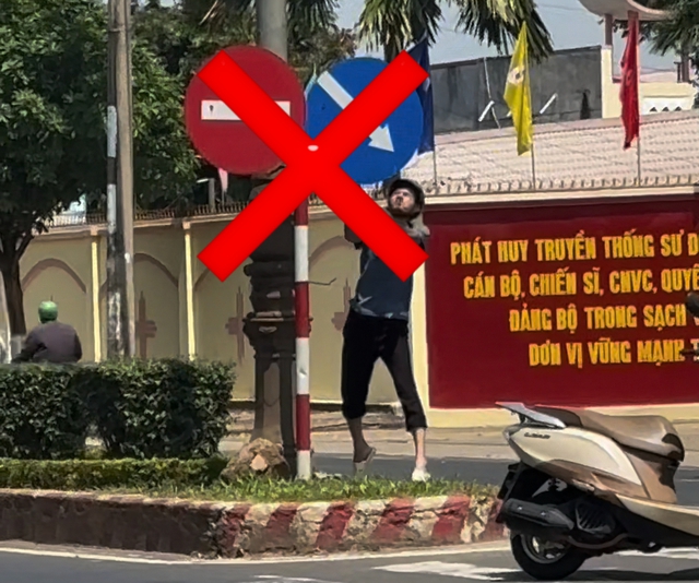 CLIP: "Kh&oacute; chịu trong người", mang b&uacute;a ra đường đập biển b&aacute;o giao th&ocirc;ng- Ảnh 1.