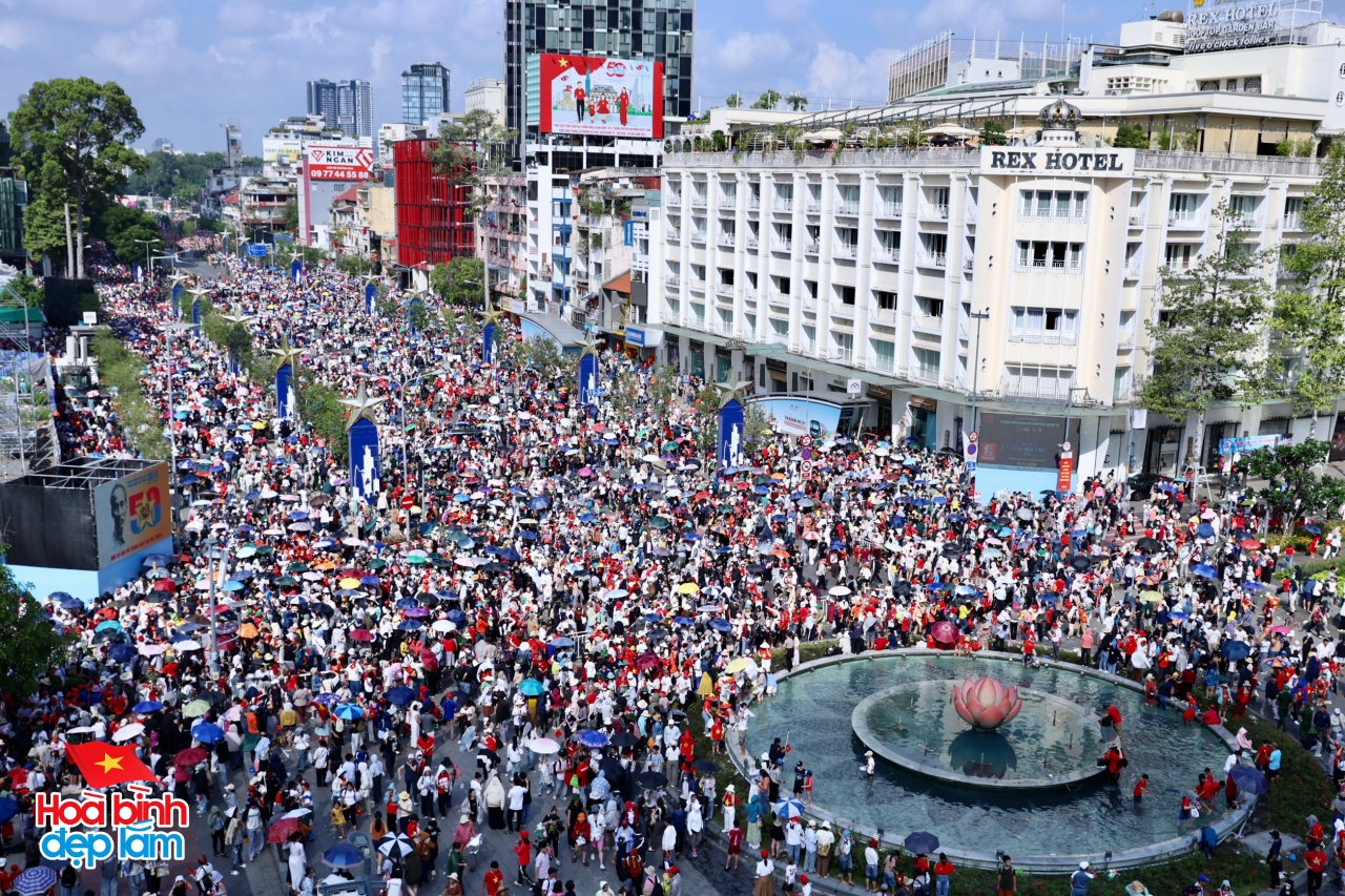 Những khoảnh khắc đang viral khắp MXH khi giới trẻ đi xem diễu binh: "Bới tô cơm" mang theo, xem xong rủ nhau dọn rác - Ảnh 1. Những khoảnh khắc đang viral khắp MXH khi giới trẻ đi xem diễu binh: "Bới tô cơm" mang theo, xem xong rủ nhau dọn rác - Ảnh 1.