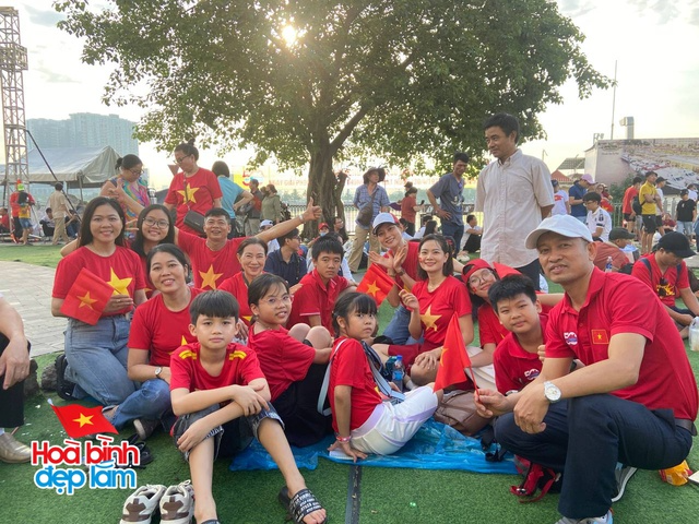 Hội con cưng đưa bố mẹ v&agrave;o TP.HCM xem diễu binh, "hưởng" lễ 30/4: Cứ quay sang l&agrave; thấy đang livestream, chụp ảnh tr&agrave;n bộ nhớ - Ảnh 8.