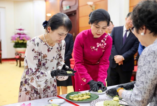 Phu nhân Tổng Bí thư Tô Lâm và Phu nhân Thủ tướng Nhật Bản làm bánh cốm tại Hà Nội - Ảnh 3.