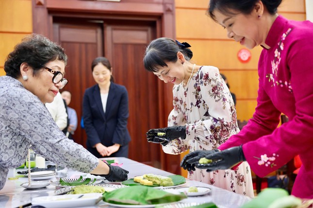 Phu nhân Tổng Bí thư Tô Lâm và Phu nhân Thủ tướng Nhật Bản làm bánh cốm tại Hà Nội - Ảnh 5.