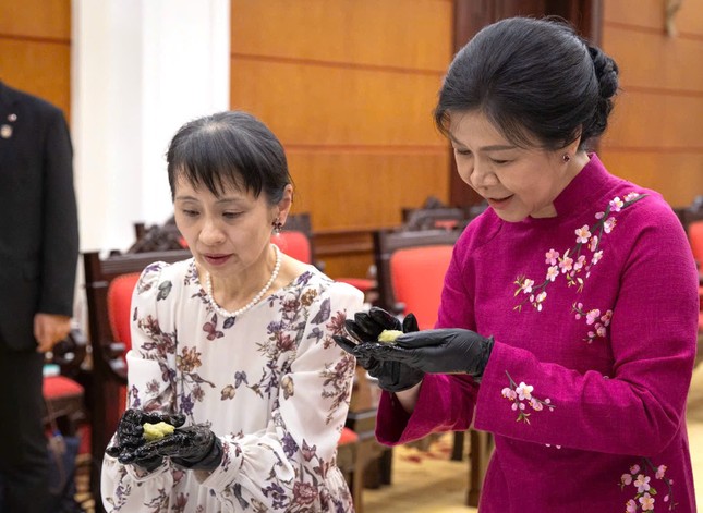Phu nhân Tổng Bí thư Tô Lâm và Phu nhân Thủ tướng Nhật Bản làm bánh cốm tại Hà Nội - Ảnh 4.