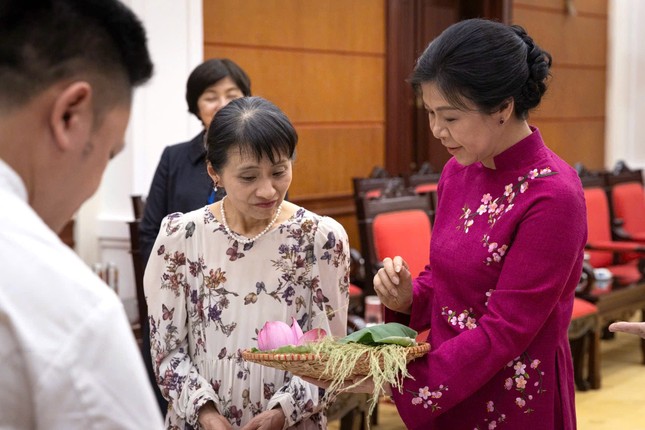 Phu nhân Tổng Bí thư Tô Lâm và Phu nhân Thủ tướng Nhật Bản làm bánh cốm tại Hà Nội - Ảnh 1.
