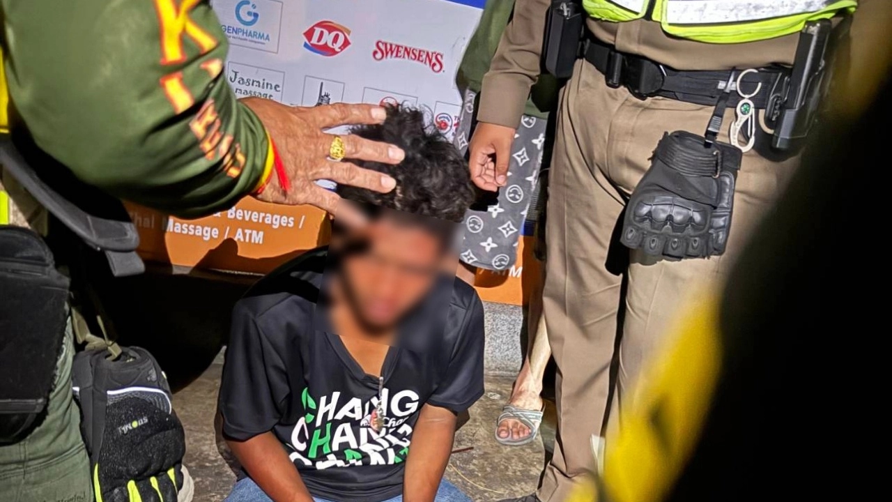 Nhìn trộm rồi quay lén cô gái tắm, người đàn ông bị bắt- Ảnh 1.