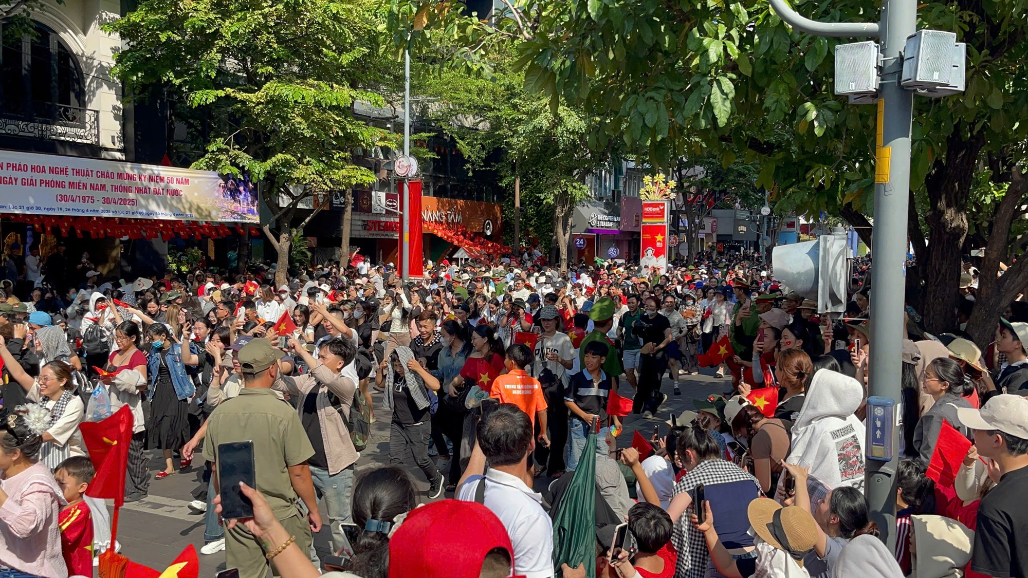 Mãn nhãn với màn trình diễn máy bay tuyệt vời của Không quân Việt Nam - Ảnh 1.