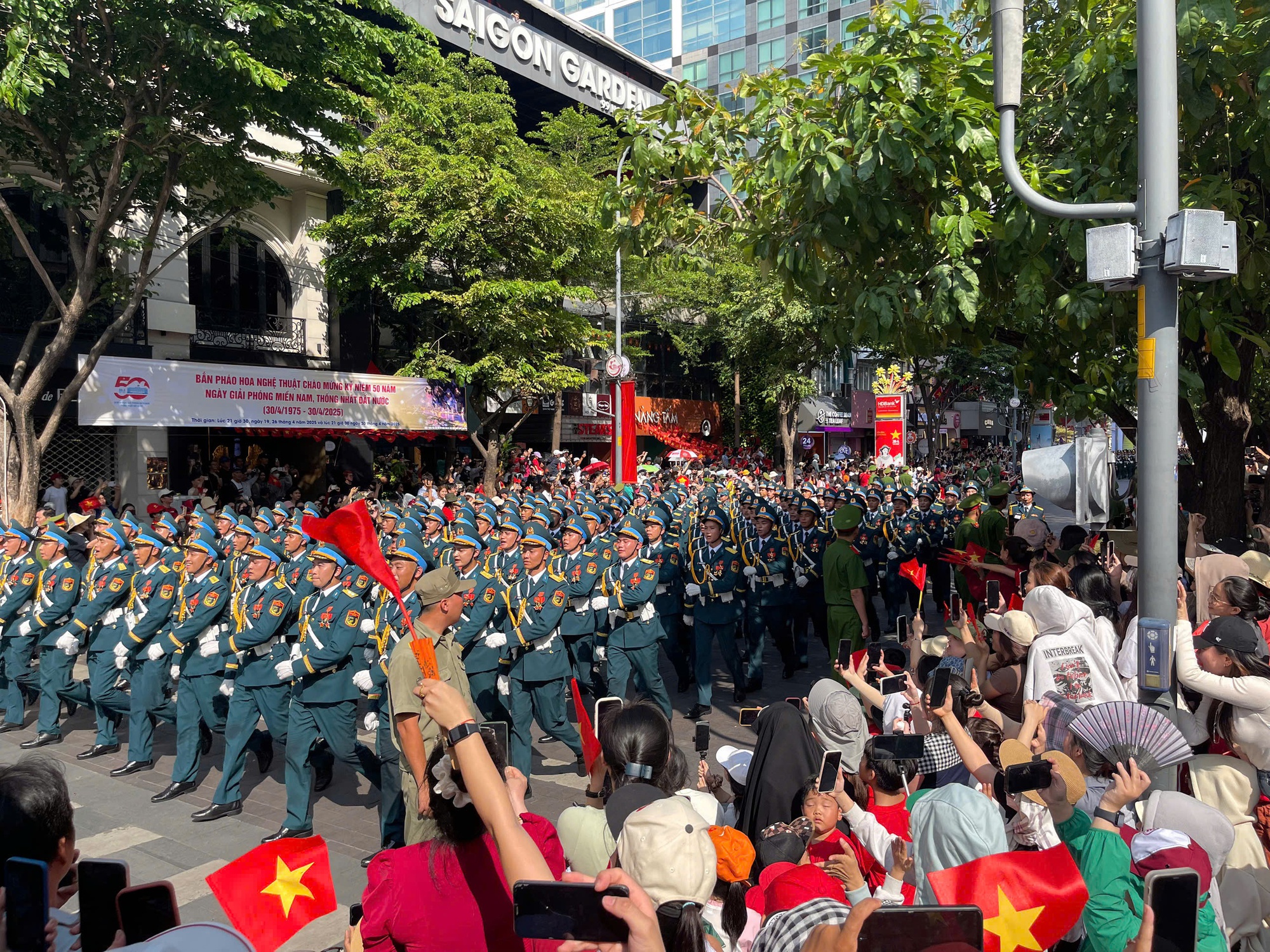 Mãn nhãn với màn trình diễn máy bay tuyệt vời của Không quân Việt Nam - Ảnh 2.