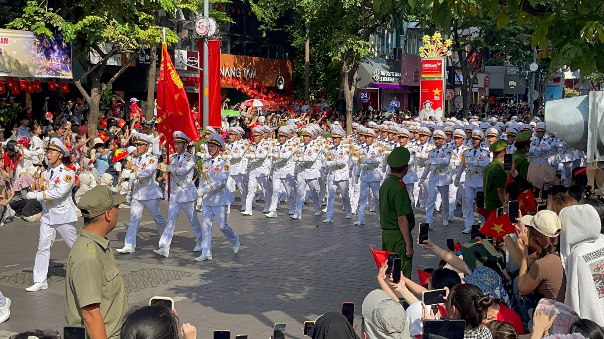 Mãn nhãn với màn trình diễn máy bay tuyệt vời của Không quân Việt Nam - Ảnh 3.
