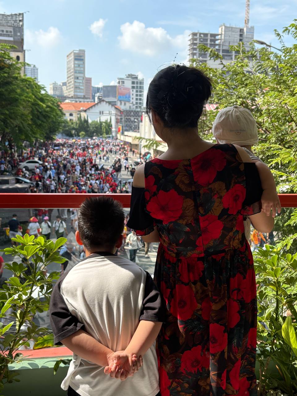 Hội con cưng đưa bố mẹ v&agrave;o TP.HCM xem diễu binh, "hưởng" lễ 30/4: Cứ quay sang l&agrave; thấy đang livestream, chụp ảnh tr&agrave;n bộ nhớ - Ảnh 1.