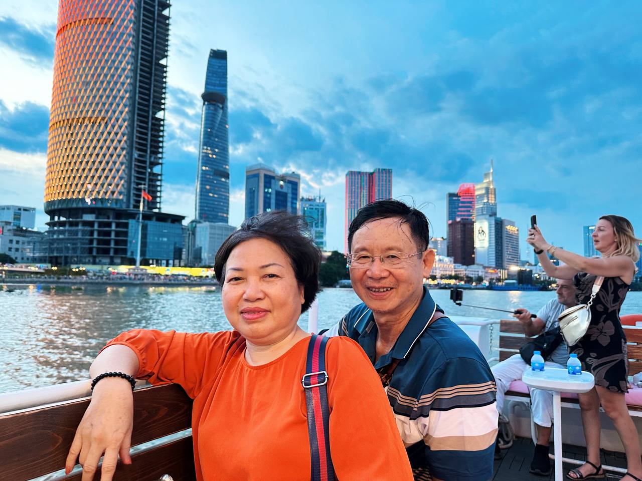 Hội con cưng đưa bố mẹ v&agrave;o TP.HCM xem diễu binh, "hưởng" lễ 30/4: Cứ quay sang l&agrave; thấy đang livestream, chụp ảnh tr&agrave;n bộ nhớ - Ảnh 2.