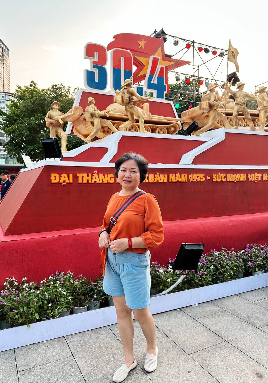 Hội con cưng đưa bố mẹ v&agrave;o TP.HCM xem diễu binh, "hưởng" lễ 30/4: Cứ quay sang l&agrave; thấy đang livestream, chụp ảnh tr&agrave;n bộ nhớ - Ảnh 3.