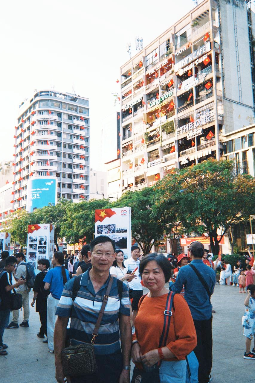 Hội con cưng đưa bố mẹ v&agrave;o TP.HCM xem diễu binh, "hưởng" lễ 30/4: Cứ quay sang l&agrave; thấy đang livestream, chụp ảnh tr&agrave;n bộ nhớ - Ảnh 4.