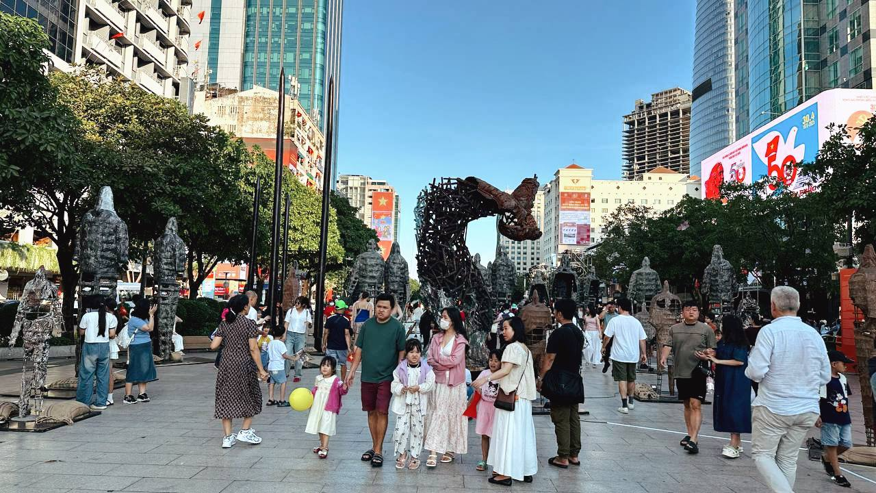 Hội con cưng đưa bố mẹ v&agrave;o TP.HCM xem diễu binh, "hưởng" lễ 30/4: Cứ quay sang l&agrave; thấy đang livestream, chụp ảnh tr&agrave;n bộ nhớ - Ảnh 5.