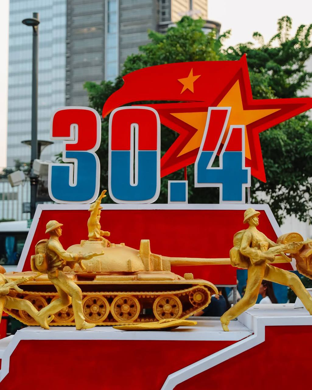 Hội con cưng đưa bố mẹ v&agrave;o TP.HCM xem diễu binh, "hưởng" lễ 30/4: Cứ quay sang l&agrave; thấy đang livestream, chụp ảnh tr&agrave;n bộ nhớ - Ảnh 7.