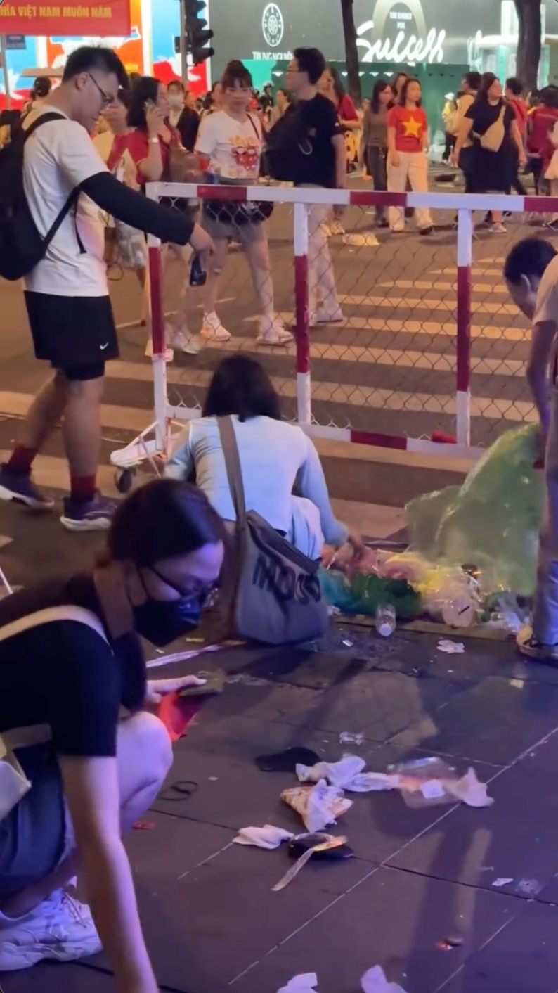 Những khoảnh khắc đang viral khắp MXH khi giới trẻ đi xem diễu binh: "Bới tô cơm" mang theo, xem xong rủ nhau dọn rác - Ảnh 3. Những khoảnh khắc đang viral khắp MXH khi giới trẻ đi xem diễu binh: "Bới tô cơm" mang theo, xem xong rủ nhau dọn rác - Ảnh 3.
