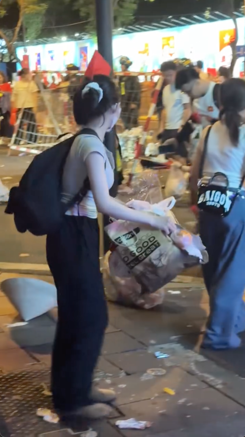 Những khoảnh khắc đang viral khắp MXH khi giới trẻ đi xem diễu binh: "Bới tô cơm" mang theo, xem xong rủ nhau dọn rác - Ảnh 4. Những khoảnh khắc đang viral khắp MXH khi giới trẻ đi xem diễu binh: "Bới tô cơm" mang theo, xem xong rủ nhau dọn rác - Ảnh 4.
