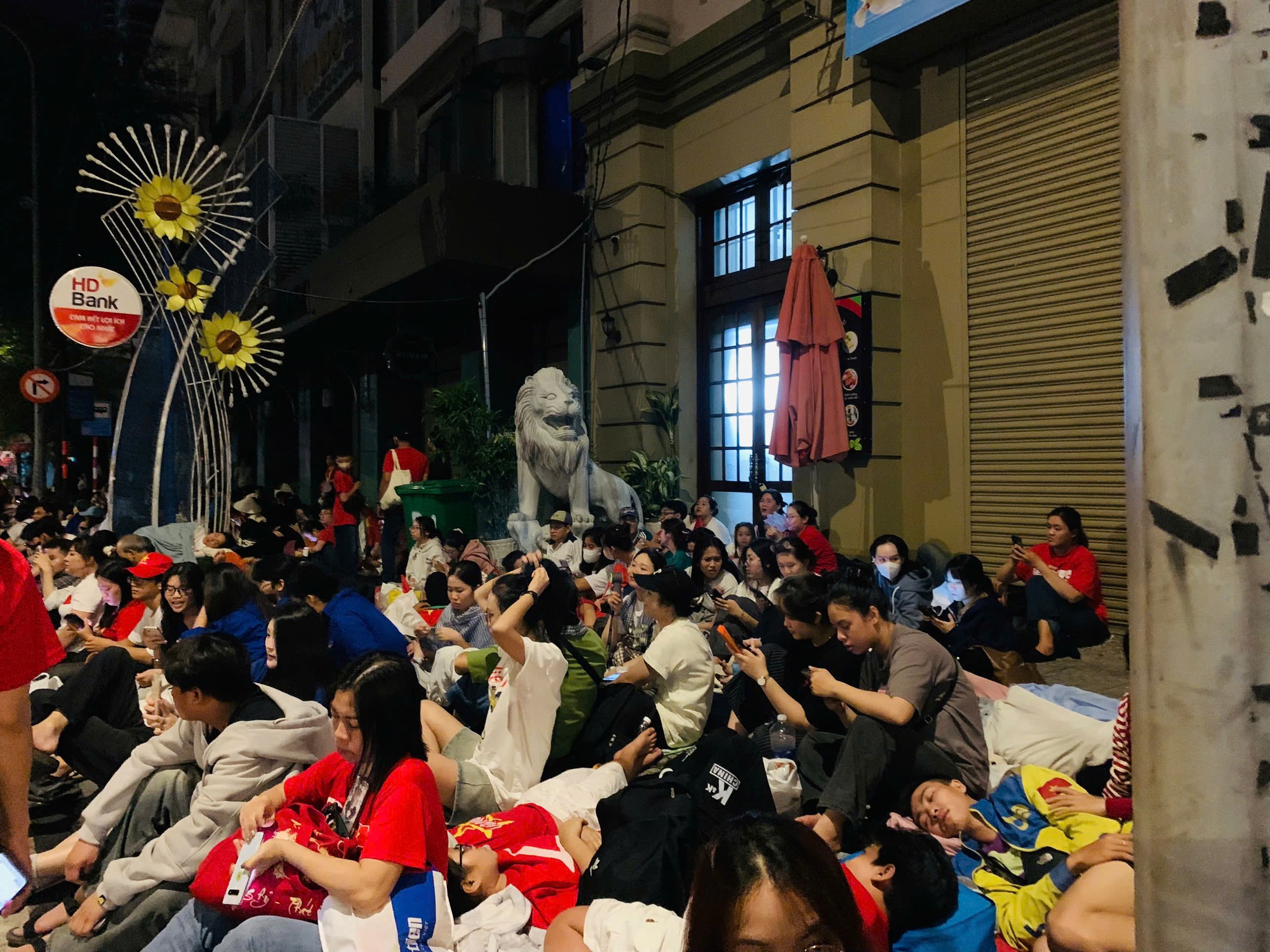 Ngủ lại đường phố, chờ xem tổng duyệt sáng nay 27-4 - Ảnh 4.