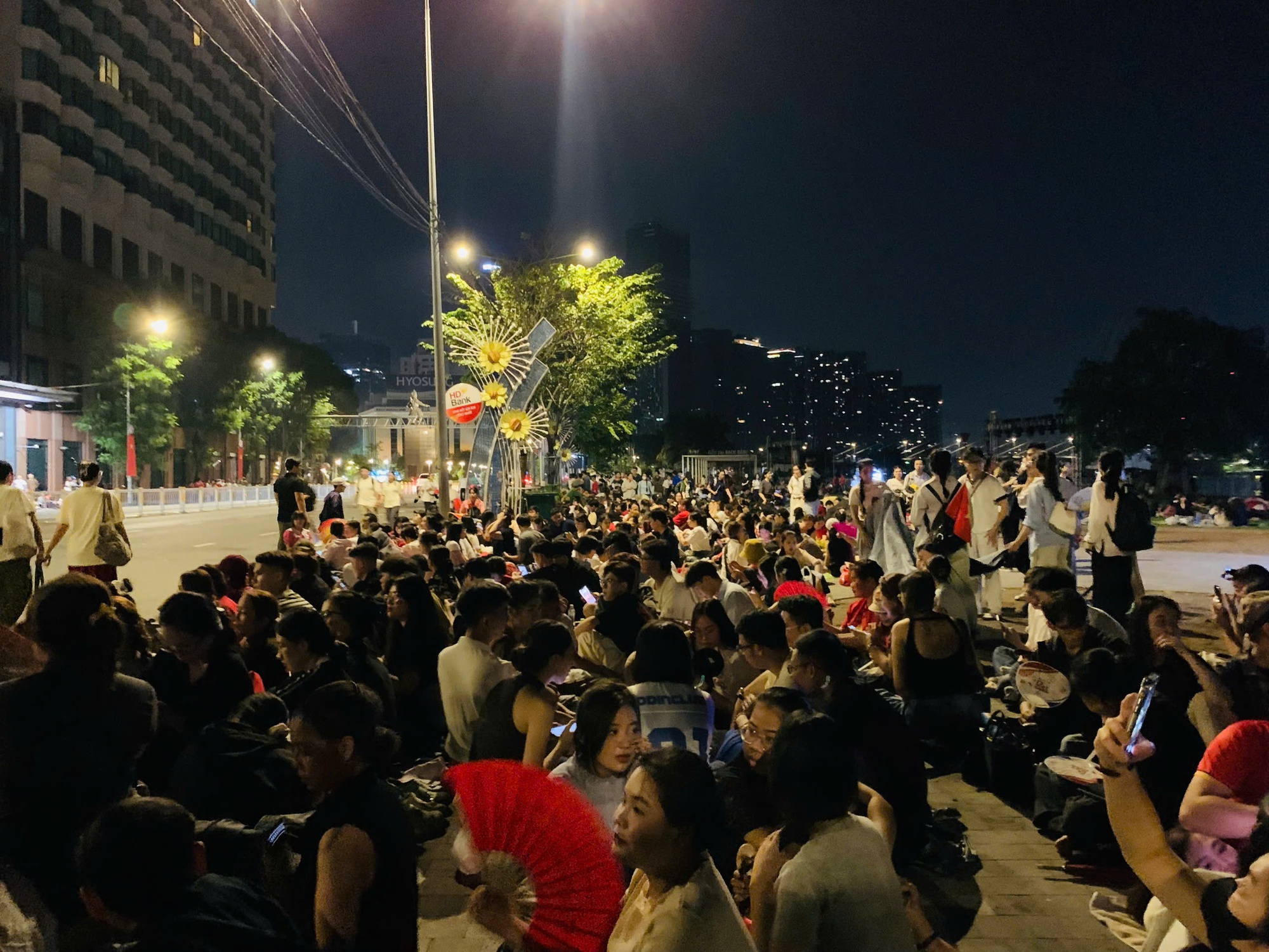 Ngủ lại đường phố, chờ xem tổng duyệt sáng nay 27-4 - Ảnh 5.