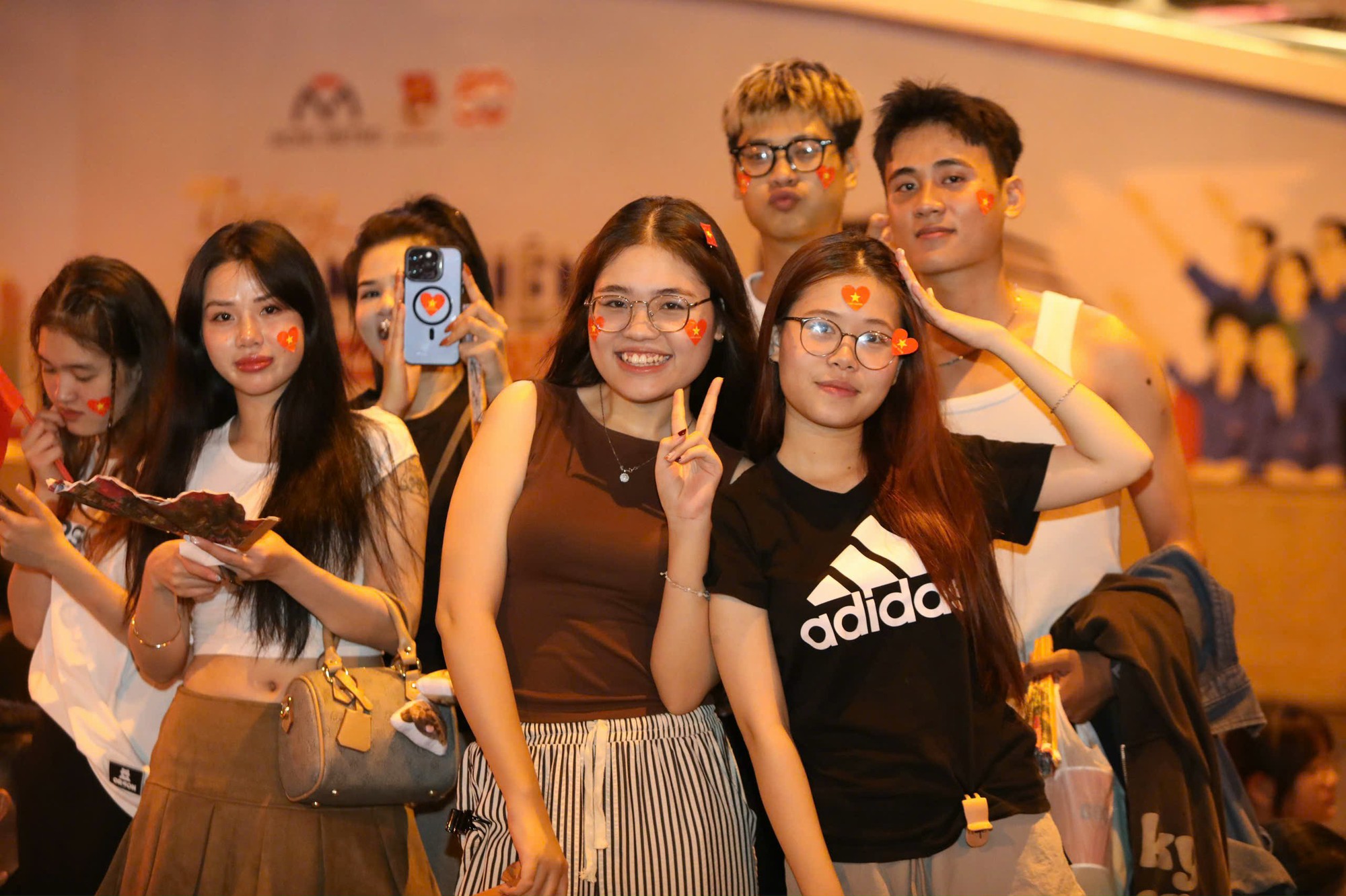 Ngủ lại đường phố, chờ xem tổng duyệt sáng nay 27-4 - Ảnh 1.