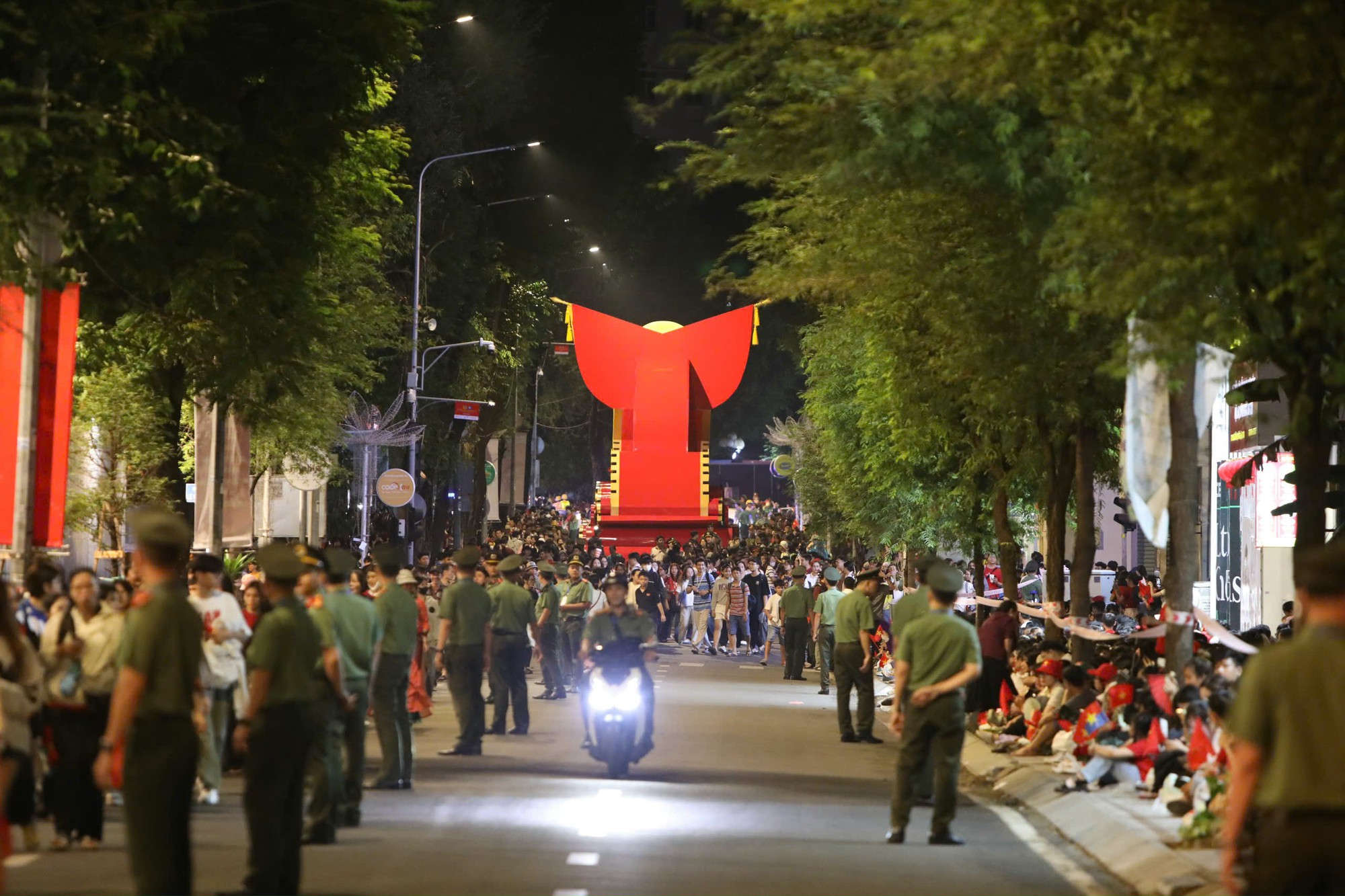 Ngủ lại đường phố, chờ xem tổng duyệt sáng nay 27-4 - Ảnh 2.