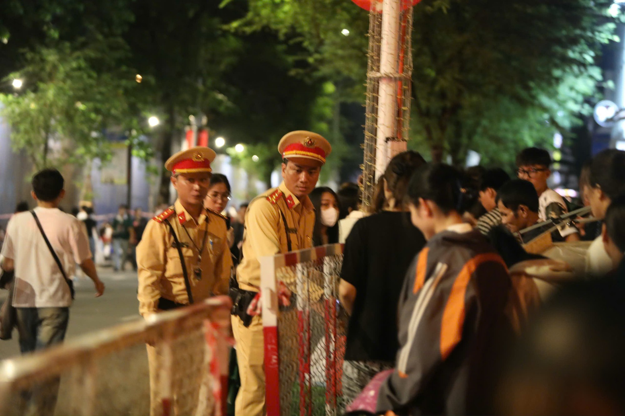 Ngủ lại đường phố, chờ xem tổng duyệt sáng nay 27-4 - Ảnh 1.